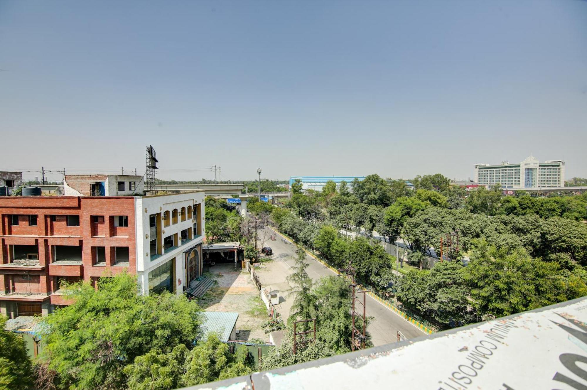 Hotel The Emporio Grand Near Vaishali Metro Station غازي أباد المظهر الخارجي الصورة